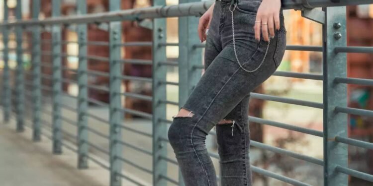 मोटी और सुडौल महिला के रूप में स्किनी जींस को कैसे स्टाइल करें