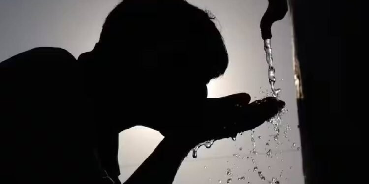 हाइड्रेशन अच्छे स्वास्थ्य की कुंजी है, लेकिन क्या बहुत ज़्यादा पानी जैसी कोई चीज़ होती है? पानी के नशे के बारे में सब कुछ