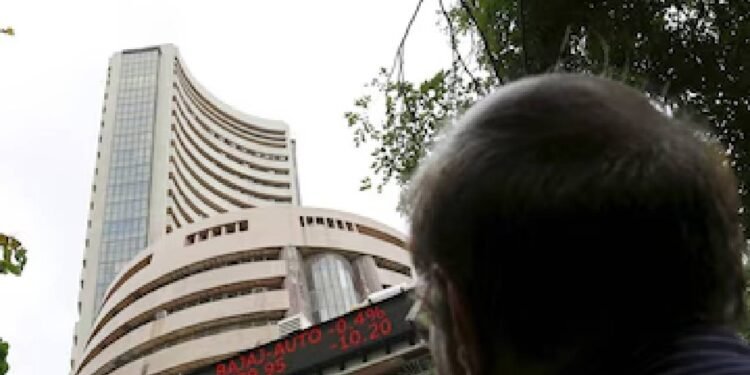 शेयर बाजार अपडेट: सेंसेक्स 400 अंक लुढ़का, निफ्टी 23,200 से नीचे; इंफोसिस 4% गिरा