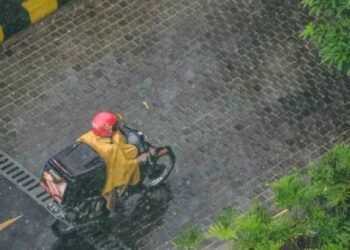 कुणाल कामरा ने डिलीवरी पार्टनर्स के वेतन पर ब्लिंकिट के सीईओ से सवाल किए, क्विक कॉमर्स के 'अंधेरे पक्ष' के बारे में बात की