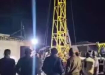 गुजरात: राजस्थान में 3 साल के बच्चे की मौत के कुछ दिन बाद बोरवेल में गिरा किशोर, बचाव अभियान जारी