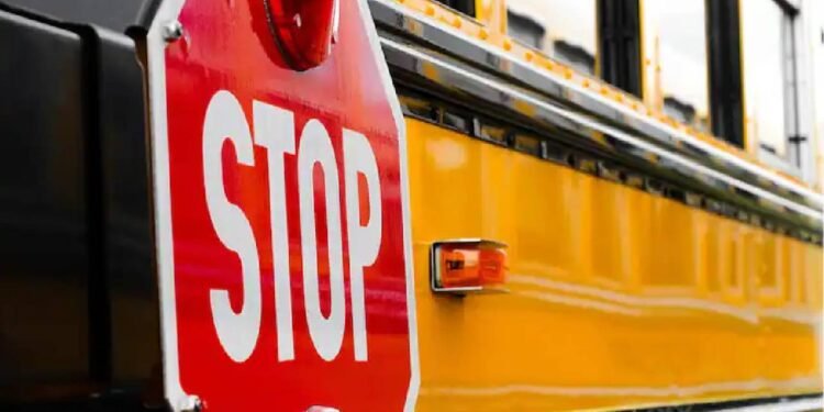 केरल: वलाक्काई में स्कूल बस पलटने से 1 की मौत, 15 घायल