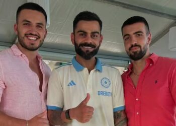 विराट कोहली ने नए साल के दिन सैम कोंस्टास के भाइयों के साथ पोज दिया; तस्वीर वायरल हुई