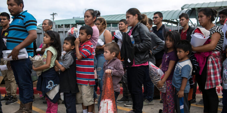 यूके भी चला अमरीका के रास्ते, अवैध प्रवासियों को किया जाएगा डिपोरट, 609 गिरफ्तार