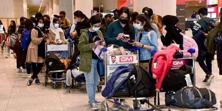 कनाडा में वर्क परमिट खत्म होने वाले छात्रों की बढ़ी चिंता,अब विजिटर वीजा कर रहे अप्लाई