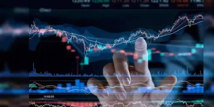 शेयर बाजार अपडेट: सेंसेक्स 150 अंक से अधिक गिरा, निफ्टी 23,700 से नीचे; आईटीसी, एसबीआई तीसरी तिमाही के नतीजों से पहले पीछे