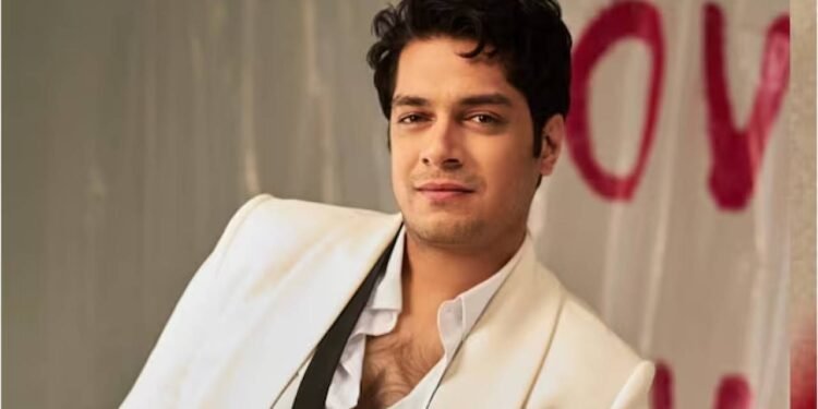 आमिर खान के बेटे जुनैद ने मीरा रोड में लवयापा की शूटिंग के बाद लोकल ट्रेन में यात्रा की