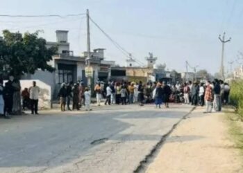 पुलिस की मौजूदगी में प्रदर्शनकारियों पर चलाई गोली, पानी निकासी को लेकर हुआ था विवाद, वीडियो वायरल