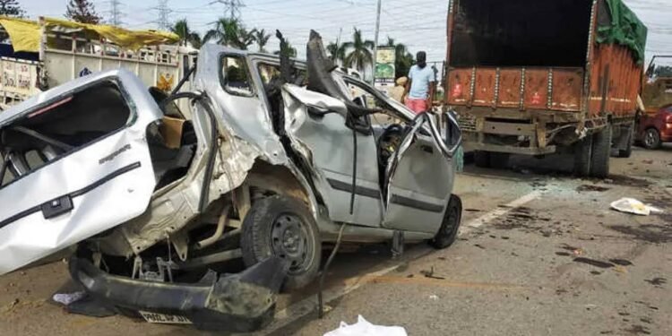 महाकुंभ से लौट रहे 6 लोगों की मौत: 4 एक ही परिवार के, झपकी आने से हुआ हादसा