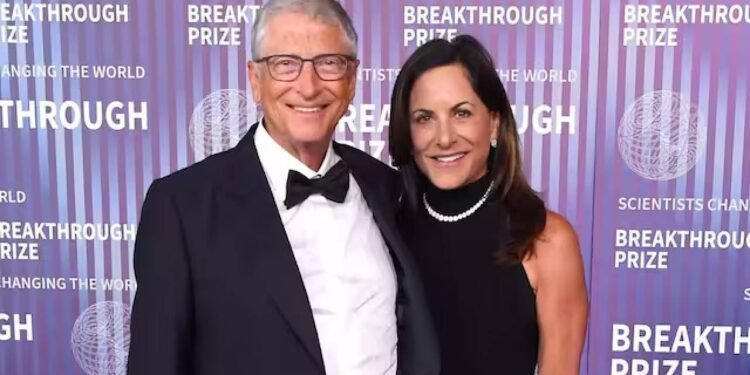 बिल गेट्स ने अपनी 'गंभीर' गर्लफ्रेंड पाउला हर्ड के साथ अपने रिश्ते के बारे में बताया। वह कौन है?