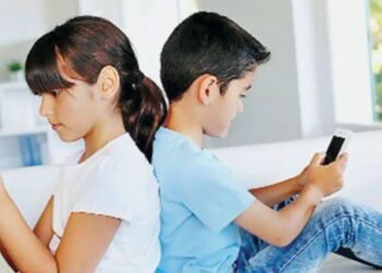अगर आप बच्चों को व्यस्त रखने के लिए मोबाइल फोन देते हैं तो हो जाइए सावधान, भुगतने होंगे खतरनाक परिणाम
