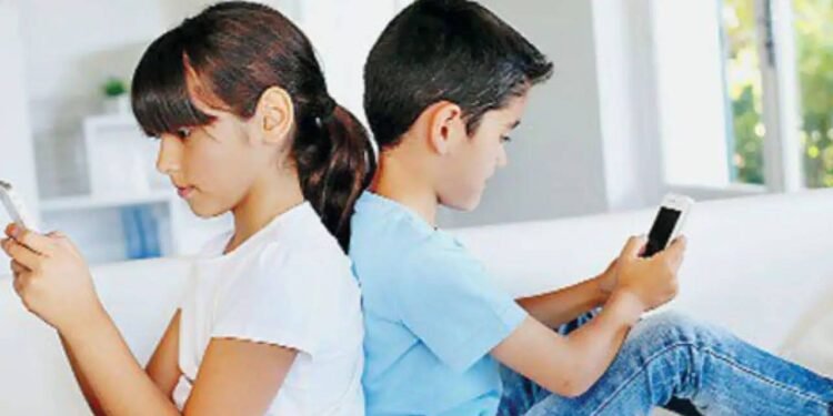 अगर आप बच्चों को व्यस्त रखने के लिए मोबाइल फोन देते हैं तो हो जाइए सावधान, भुगतने होंगे खतरनाक परिणाम