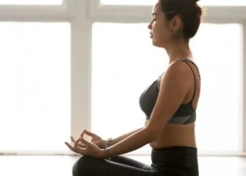 अगर आपको ऑफिस में कुर्सी पर बैठे-बैठे कमर दर्द हो रहा है तो पांच मिनट का समय निकालकर यह योगासन करें