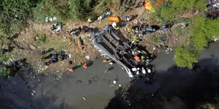 America : बस पुल से 35 मीटर नीचे खाई में गिरी, 51 की मौत