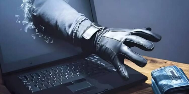 कैनेडियन एंटी-फ्रॉड सेंटर के अनुसार, पिछले वर्ष कनाडावासियों को धोखाधड़ी में 638 मिलियन डॉलर का नुकसान हुआ। इन क्षतियों का कनाडाई परिवारों पर विनाशकारी प्रभाव पड़ा है। ये प्रवृत्तियाँ जारी हैं। पुलिस अब इन मामलों में सख्त कार्रवाई कर रही है।