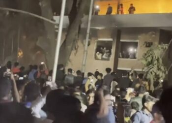 प्रदर्शनकारियों ने बांग्लादेश के संस्थापक शेख मुजीबुर रहमान के घर में तोड़फोड़ और आगजनी की