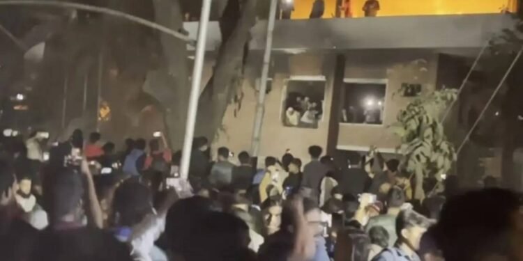 प्रदर्शनकारियों ने बांग्लादेश के संस्थापक शेख मुजीबुर रहमान के घर में तोड़फोड़ और आगजनी की