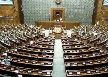 MPs Salary Hike: सांसदों के वेतन और पेंशन में बढ़ोतरी, केंद्र ने जारी की अधिसूचना; जानिए अब कितनी होगी आपकी सैलरी