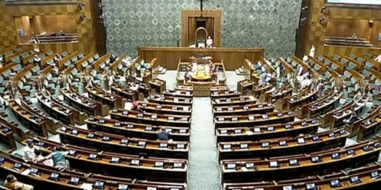 MPs Salary Hike: सांसदों के वेतन और पेंशन में बढ़ोतरी, केंद्र ने जारी की अधिसूचना; जानिए अब कितनी होगी आपकी सैलरी