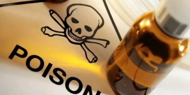 महिला ने दो बेटियों के साथ जहर खाकर की आत्महत्या, घर से दुर्गंध आने पर हुआ खुलासा