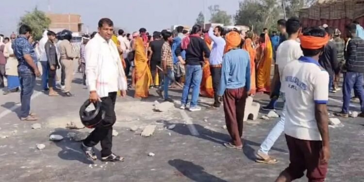 हैरान कर देने वाला मामला: 6 साल की बच्ची से दुष्कर्म, बेहोशी की हालत में पड़ोसी छोड़कर भागा, परिजनों ने गिरफ्तारी के लिए लगाया सड़क जाम