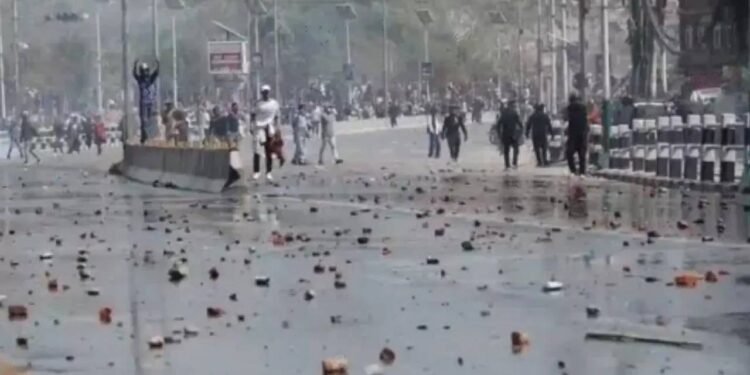 राजशाही की मांग को लेकर हिंसक प्रदर्शन, 2 की मौत, निजी संपत्ति को नुकसान पहुंचाने और आगजनी के आरोप में 105 गिरफ्तार