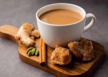 अगर आप भी गुड़ की चाय पीने के शौकीन हैं तो जान लें इसे बनाने का सही तरीका, चाय फटेगी नहीं