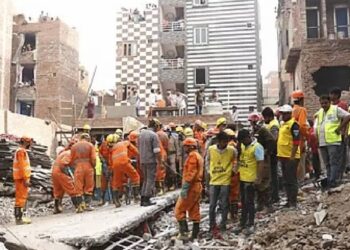 दिल्ली के मुस्तफाबाद में 4 मंजिला इमारत गिरी, 11 की मौत, 10 से ज्यादा अभी भी मलबे में दबे