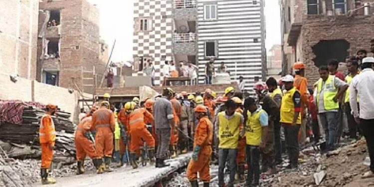 दिल्ली के मुस्तफाबाद में 4 मंजिला इमारत गिरी, 11 की मौत, 10 से ज्यादा अभी भी मलबे में दबे