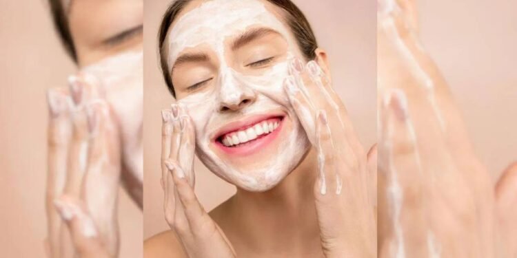 गर्मियों में सुबह उठकर चेहरे पर लगाएं ये घरेलू चीजें, दिनभर रहेगा निखार