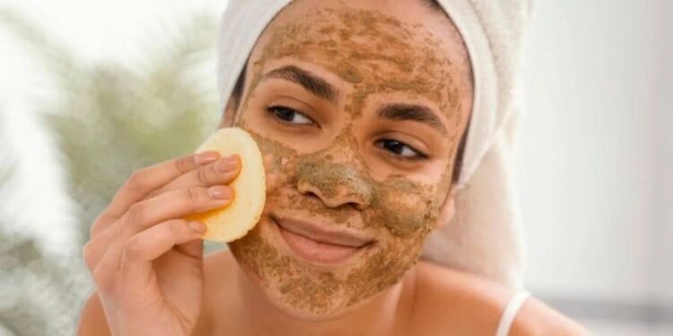 Skin Care: गर्मियों में ऐसे लगाएं मुल्तानी मिट्टी, चेहरा हो जाएगा मुलायम और निखरा