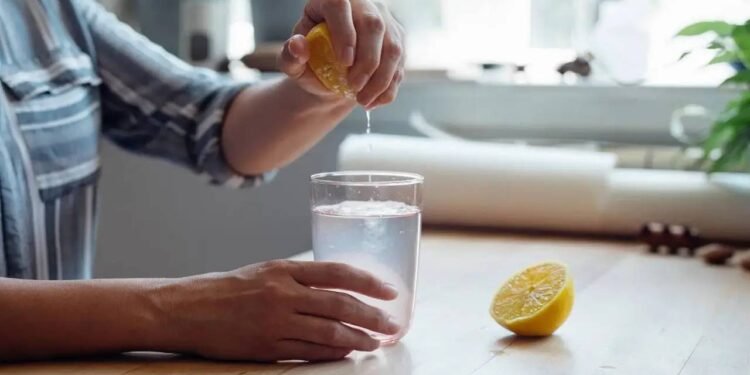 अगर आप रोज सुबह नींबू पानी पीते हैं तो न करें ये बड़ी गलती, फायदे की जगह उठाना पड़ सकता है नुकसान