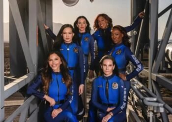 पहली महिला चालक दल आज अंतरिक्ष यात्रा पर , जिसमें प्रसिद्ध हॉलीवुड गायिका कैटी पेरी भी हैं शामिल