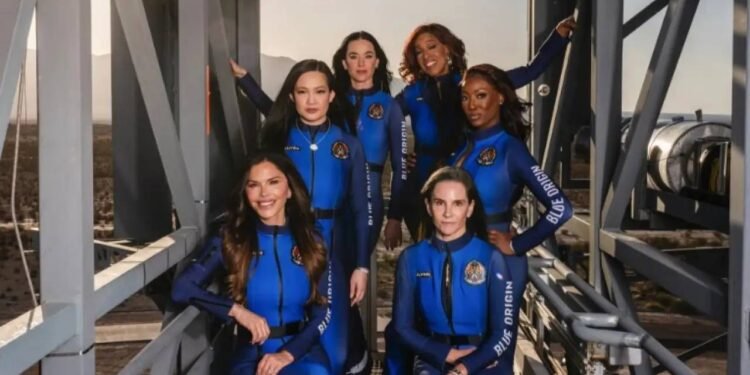 पहली महिला चालक दल आज अंतरिक्ष यात्रा पर , जिसमें प्रसिद्ध हॉलीवुड गायिका कैटी पेरी भी हैं शामिल