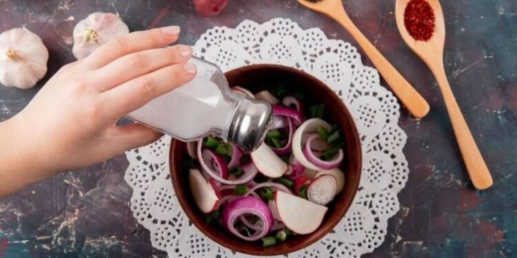 किन चीजों को नमक के साथ नहीं खाना चाहिए? विशेषज्ञ से सीखें