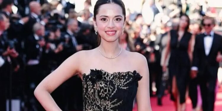 नितांशी गोयल 17 साल की उम्र में कान्स रेड कार्पेट पर चलने वाली पहली बॉलीवुड अभिनेत्री बनीं