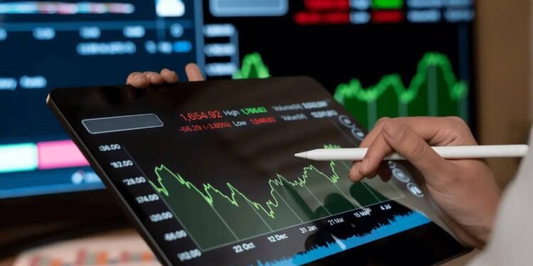 हफ्ते के दूसरे कारोबारी दिन शेयर बाजार में गिरावट, सेंसेक्स 900 अंक गिरा, निफ्टी 250 अंक गिरा