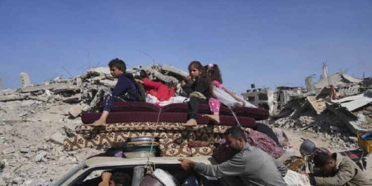 गाजा में फिर खूनी संघर्ष: 108 मरे, माताएं विलाप करती रहीं, बच्चे मलबे में दबे