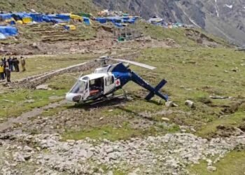 केदारनाथ में उतरते समय हेलीकॉप्टर दुर्घटनाग्रस्त, यात्री बाल-बाल बचे