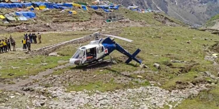 केदारनाथ में उतरते समय हेलीकॉप्टर दुर्घटनाग्रस्त, यात्री बाल-बाल बचे