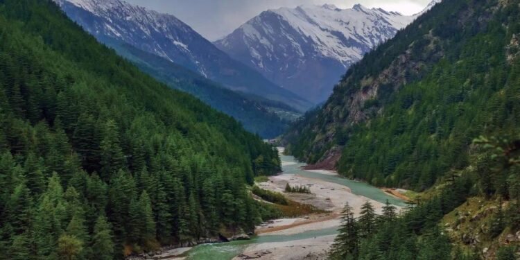 अगर आप जून में अपने पार्टनर के साथ सरप्राइज ट्रिप प्लान कर रहे हैं तो इन जगहों पर जाएं