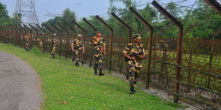 भारत-बांग्लादेश सीमा पर तनाव, कैसे आमने-सामने आईं दोनों देशों की सेनाएं?