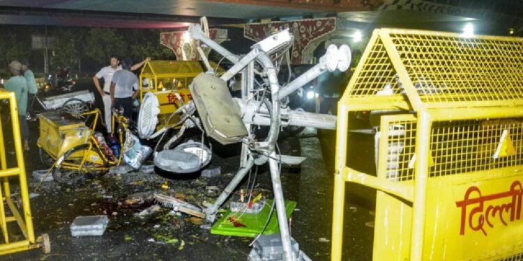 दिल्ली-एनसीआर में तूफानी हवाओं ने मचाई तबाही, दो लोगों की मौत