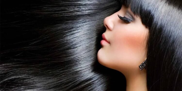 बालों को मुलायम और रेशमी बनाना है तो नहाने के बाद हेयर सीरम की जगह लगाएं ये चीजें
