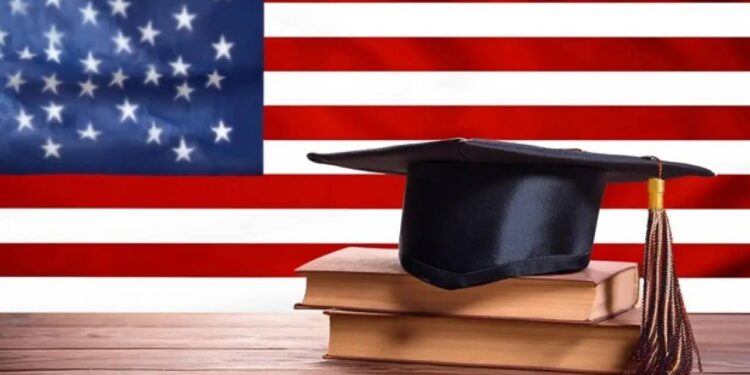 ट्रंप प्रशासन ने अमेरिका में पढ़ रहे भारतीय छात्रों को दी कड़ी चेतावनी, कहा- क्लास में नहीं आए तो वीजा रद्द कर दिया जाएगा