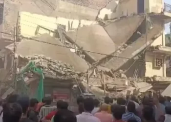 दिल्ली के रोहिणी में दो मंजिला इमारत ढही, कई लोगों के मलबे में फंसे होने की आशंका