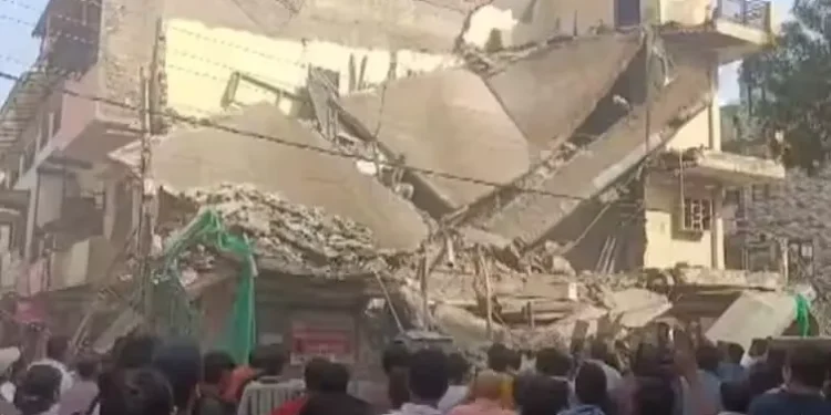 दिल्ली के रोहिणी में दो मंजिला इमारत ढही, कई लोगों के मलबे में फंसे होने की आशंका