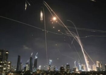 कूटनीति लड़खड़ा रही है: ईरान-इज़रायल मिसाइल हमलों से शांति प्रयासों को झटका लगा है