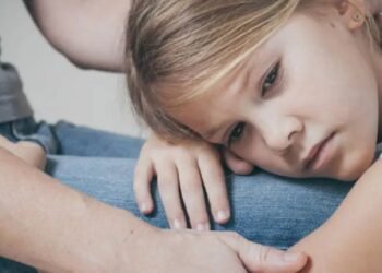 माता-पिता सावधान रहें: 5 व्यवहार जो बच्चों को भावनात्मक रूप से नुकसान पहुंचाते हैं