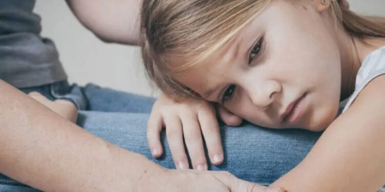 माता-पिता सावधान रहें: 5 व्यवहार जो बच्चों को भावनात्मक रूप से नुकसान पहुंचाते हैं